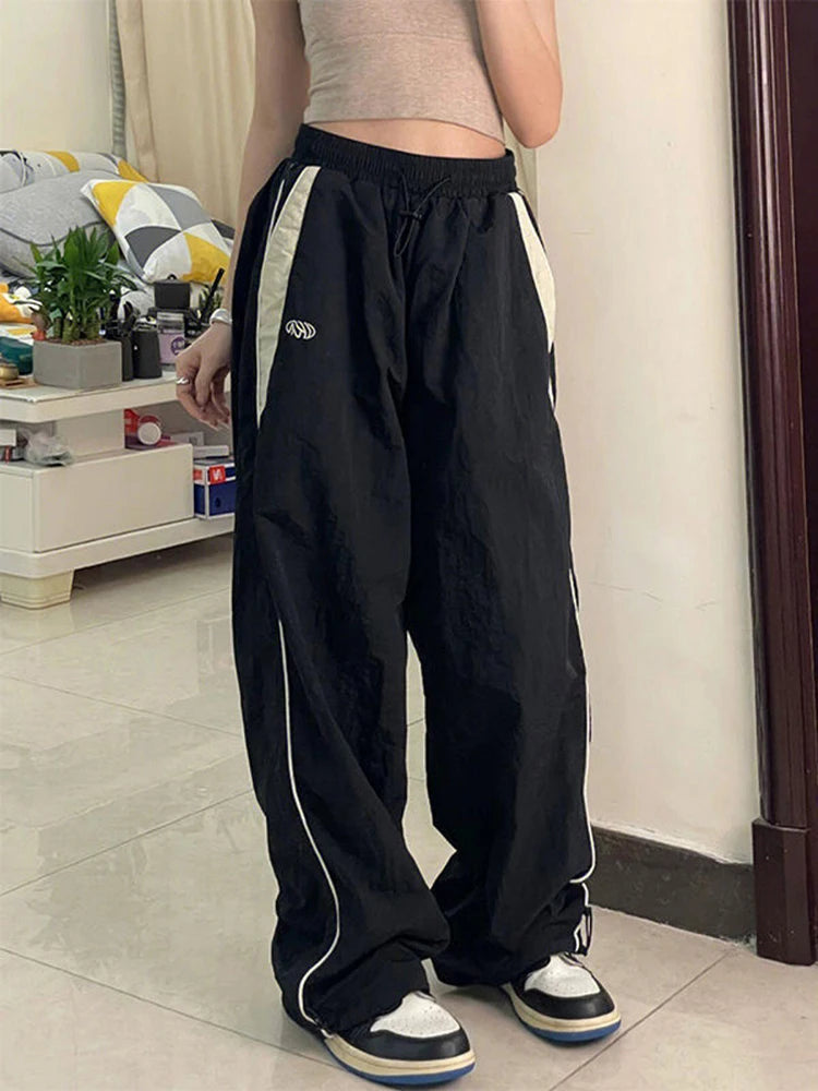 Calças Cargo Largas Femininas – Estilo Harajuku | Streetwear Y2K
Descobre o equilíbrio perfeito entre conforto, atitude e tendência com estas calças cargo largas femininas, inspiradas na moda Harajuku e no estilo street
