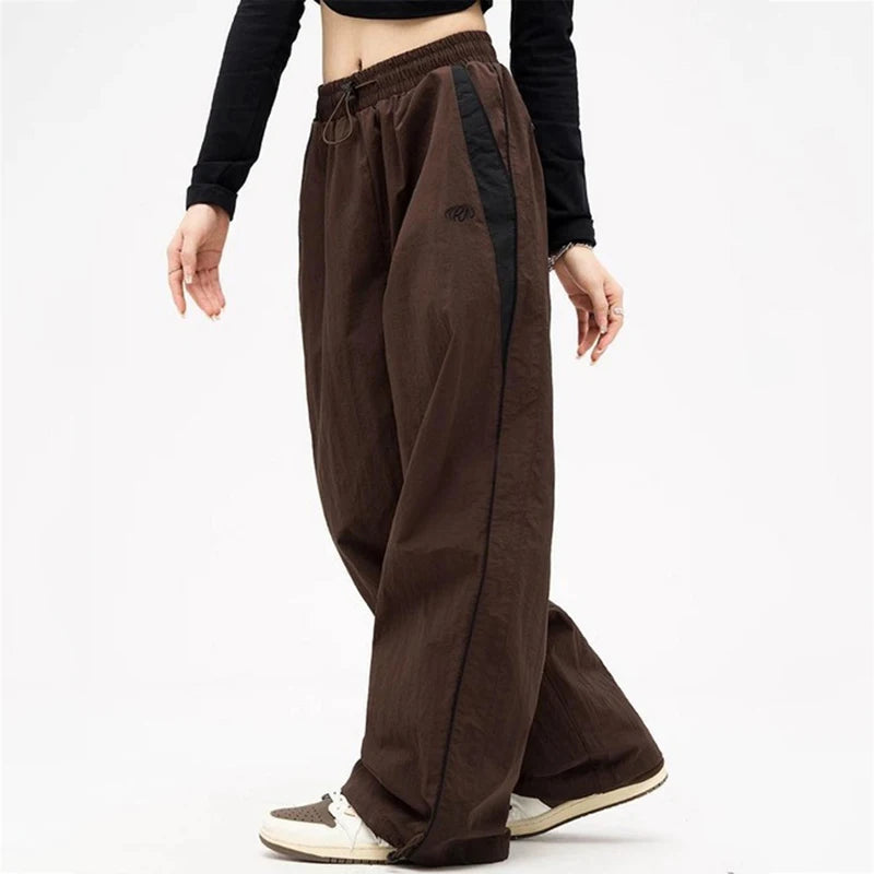 Calças Cargo Largas Femininas – Estilo Harajuku | Streetwear Y2K
Descobre o equilíbrio perfeito entre conforto, atitude e tendência com estas calças cargo largas femininas, inspiradas na moda Harajuku e no estilo street