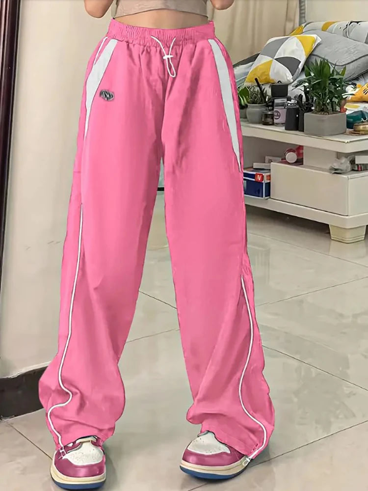 Calças Cargo Largas Femininas – Estilo Harajuku | Streetwear Y2K
Descobre o equilíbrio perfeito entre conforto, atitude e tendência com estas calças cargo largas femininas, inspiradas na moda Harajuku e no estilo street