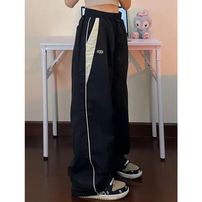 Calças Cargo Largas Femininas – Estilo Harajuku | Streetwear Y2K
Descobre o equilíbrio perfeito entre conforto, atitude e tendência com estas calças cargo largas femininas, inspiradas na moda Harajuku e no estilo street
