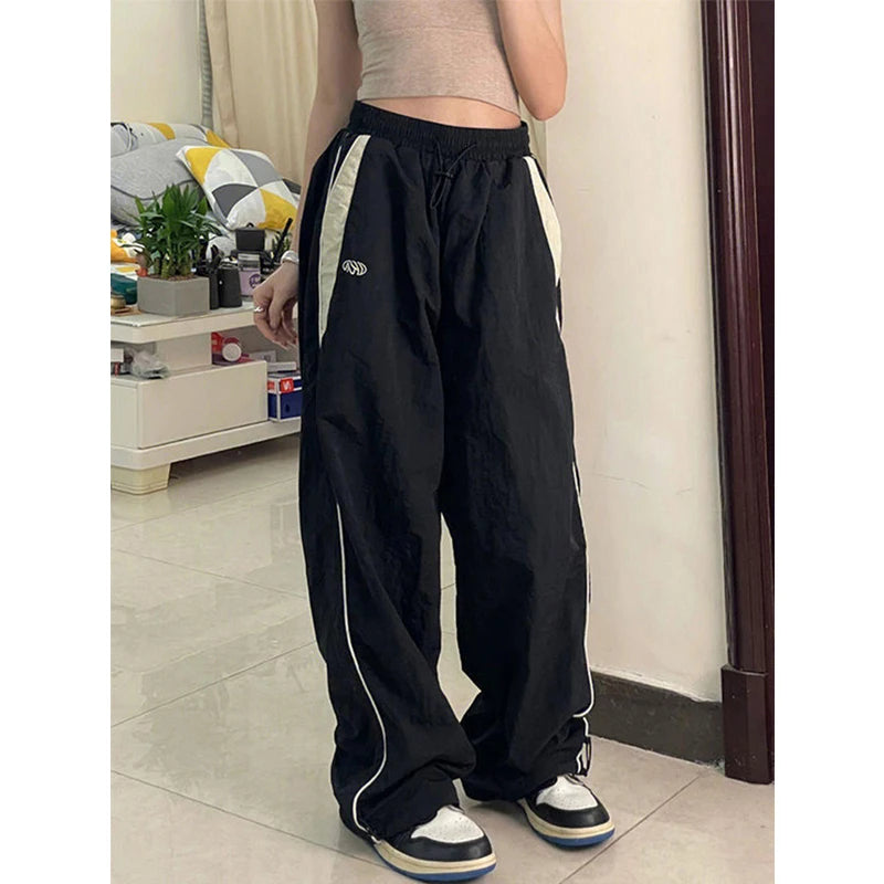 Calças Cargo Largas Femininas – Estilo Harajuku | Streetwear Y2K
Descobre o equilíbrio perfeito entre conforto, atitude e tendência com estas calças cargo largas femininas, inspiradas na moda Harajuku e no estilo street