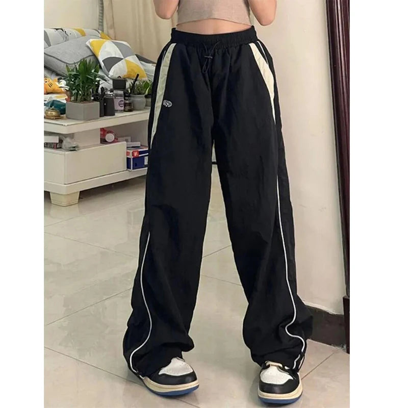 Calças Cargo Largas Femininas – Estilo Harajuku | Streetwear Y2K
Descobre o equilíbrio perfeito entre conforto, atitude e tendência com estas calças cargo largas femininas, inspiradas na moda Harajuku e no estilo street