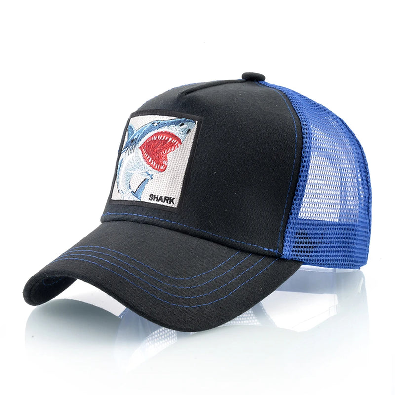 Boné Estilo Trucker Unissexo – Streetwear Premium com Patch Bordado de Tubarão
Dá um toque ousado ao teu look com este boné estilo caminhoneiro, inspirado na moda hip hop urbana.
Com um patch bordado de tubarão e desig