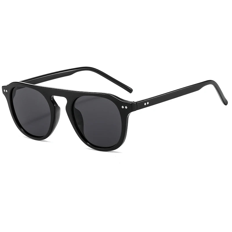 Óculos de Sol Ovais Unissexo – Estilo Vintage & Steampunk
Descubra o equilíbrio perfeito entre moda arrojada e atitude rebelde com estes óculos de sol ovais de design vintage. Com um estilo inspirado no steampunk, rebite