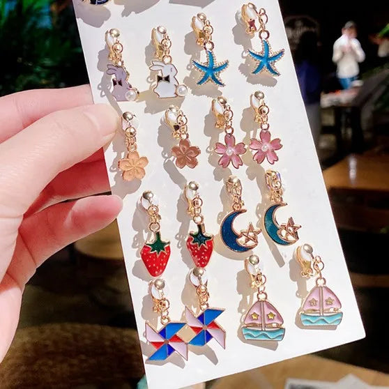 Brincos de Pressão em Forma de Estrela e Lua – Para Meninas
Brincos adoráveis em forma de estrela e lua estilo cartoon, perfeitos para meninas que adoram cor, brilho e diversão!
Sem necessidade de furos – com clip de p