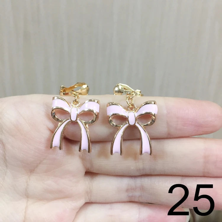 Brincos de Pressão em Forma de Estrela e Lua – Para Meninas
Brincos adoráveis em forma de estrela e lua estilo cartoon, perfeitos para meninas que adoram cor, brilho e diversão!
Sem necessidade de furos – com clip de p