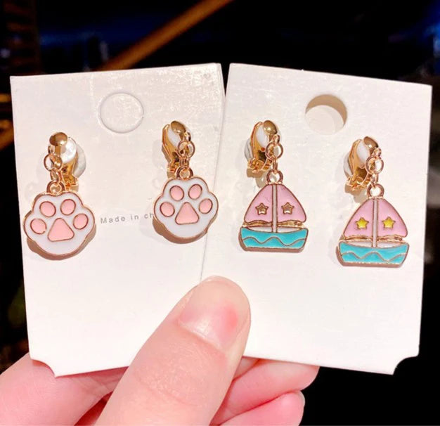 Brincos de Pressão em Forma de Estrela e Lua – Para Meninas
Brincos adoráveis em forma de estrela e lua estilo cartoon, perfeitos para meninas que adoram cor, brilho e diversão!
Sem necessidade de furos – com clip de p