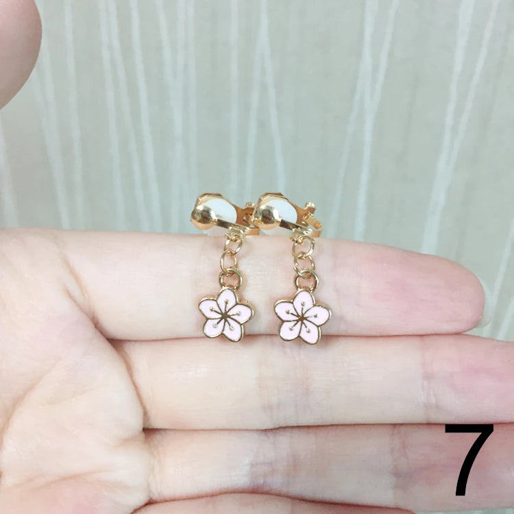 Brincos de Pressão em Forma de Estrela e Lua – Para Meninas
Brincos adoráveis em forma de estrela e lua estilo cartoon, perfeitos para meninas que adoram cor, brilho e diversão!
Sem necessidade de furos – com clip de p