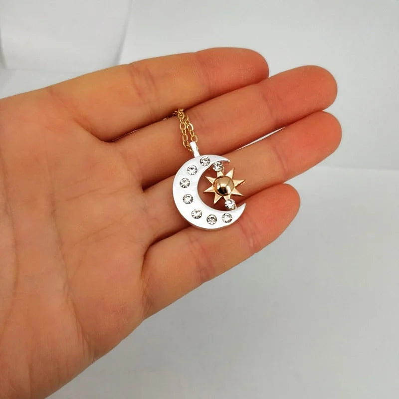 Colar Sol & Lua Celestiais – Par Dourado e Prateado (25mm x 19mm)
Celebra a ligação única entre dois universos com este elegante conjunto de colares "Sol e Lua". Um símbolo perfeito de equilíbrio, conexão e harmonia.