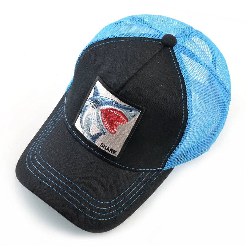 Boné Estilo Trucker Unissexo – Streetwear Premium com Patch Bordado de Tubarão
Dá um toque ousado ao teu look com este boné estilo caminhoneiro, inspirado na moda hip hop urbana.
Com um patch bordado de tubarão e desig
