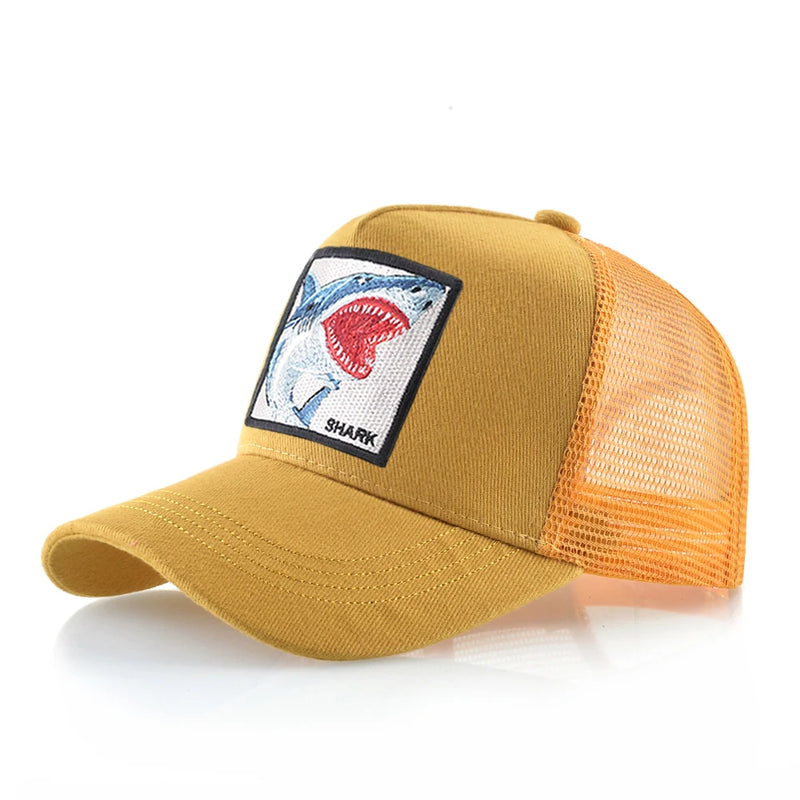 Boné Estilo Trucker Unissexo – Streetwear Premium com Patch Bordado de Tubarão
Dá um toque ousado ao teu look com este boné estilo caminhoneiro, inspirado na moda hip hop urbana.
Com um patch bordado de tubarão e desig