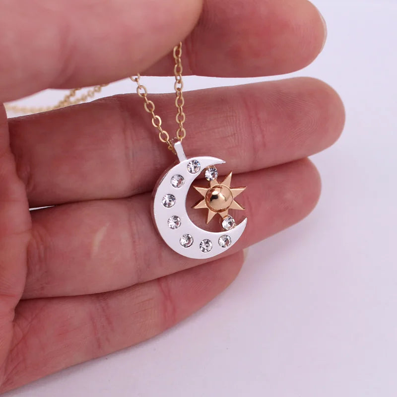 Colar Sol & Lua Celestiais – Par Dourado e Prateado (25mm x 19mm)
Celebra a ligação única entre dois universos com este elegante conjunto de colares "Sol e Lua". Um símbolo perfeito de equilíbrio, conexão e harmonia.