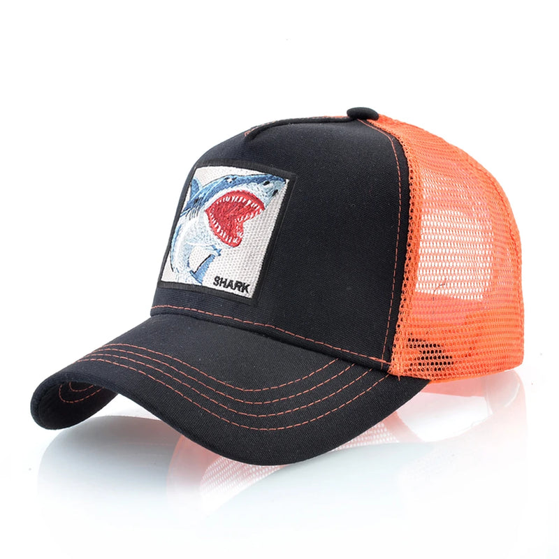 Boné Estilo Trucker Unissexo – Streetwear Premium com Patch Bordado de Tubarão
Dá um toque ousado ao teu look com este boné estilo caminhoneiro, inspirado na moda hip hop urbana.
Com um patch bordado de tubarão e desig