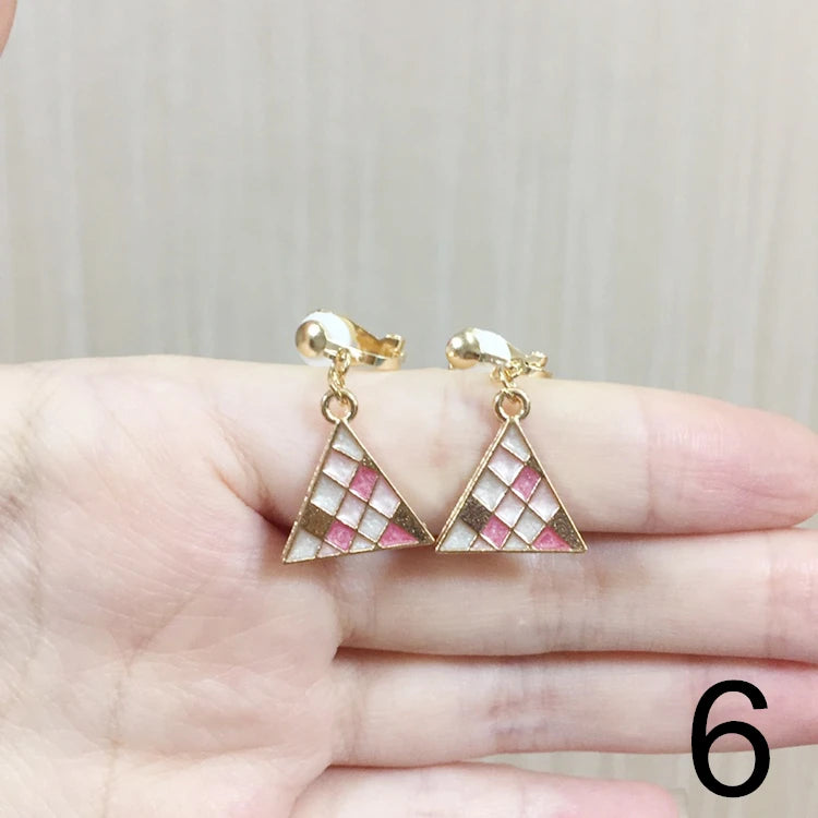Brincos de Pressão em Forma de Estrela e Lua – Para Meninas
Brincos adoráveis em forma de estrela e lua estilo cartoon, perfeitos para meninas que adoram cor, brilho e diversão!
Sem necessidade de furos – com clip de p