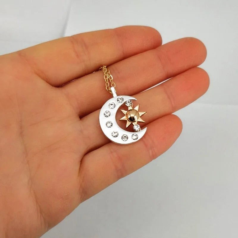 Colar Sol & Lua Celestiais – Par Dourado e Prateado (25mm x 19mm)
Celebra a ligação única entre dois universos com este elegante conjunto de colares "Sol e Lua". Um símbolo perfeito de equilíbrio, conexão e harmonia.