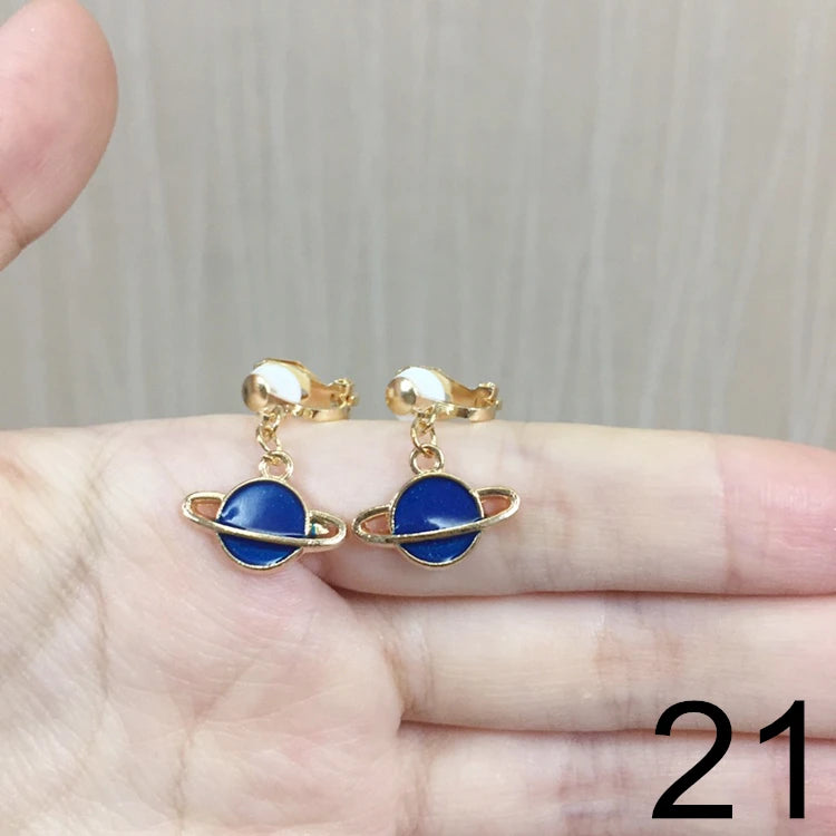 Brincos de Pressão em Forma de Estrela e Lua – Para Meninas
Brincos adoráveis em forma de estrela e lua estilo cartoon, perfeitos para meninas que adoram cor, brilho e diversão!
Sem necessidade de furos – com clip de p