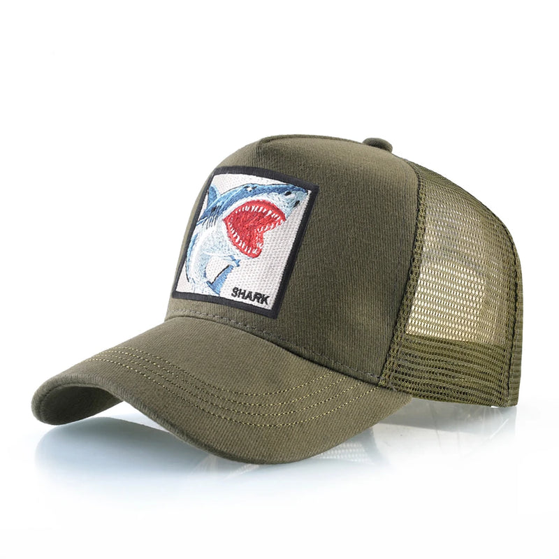 Boné Estilo Trucker Unissexo – Streetwear Premium com Patch Bordado de Tubarão
Dá um toque ousado ao teu look com este boné estilo caminhoneiro, inspirado na moda hip hop urbana.
Com um patch bordado de tubarão e desig