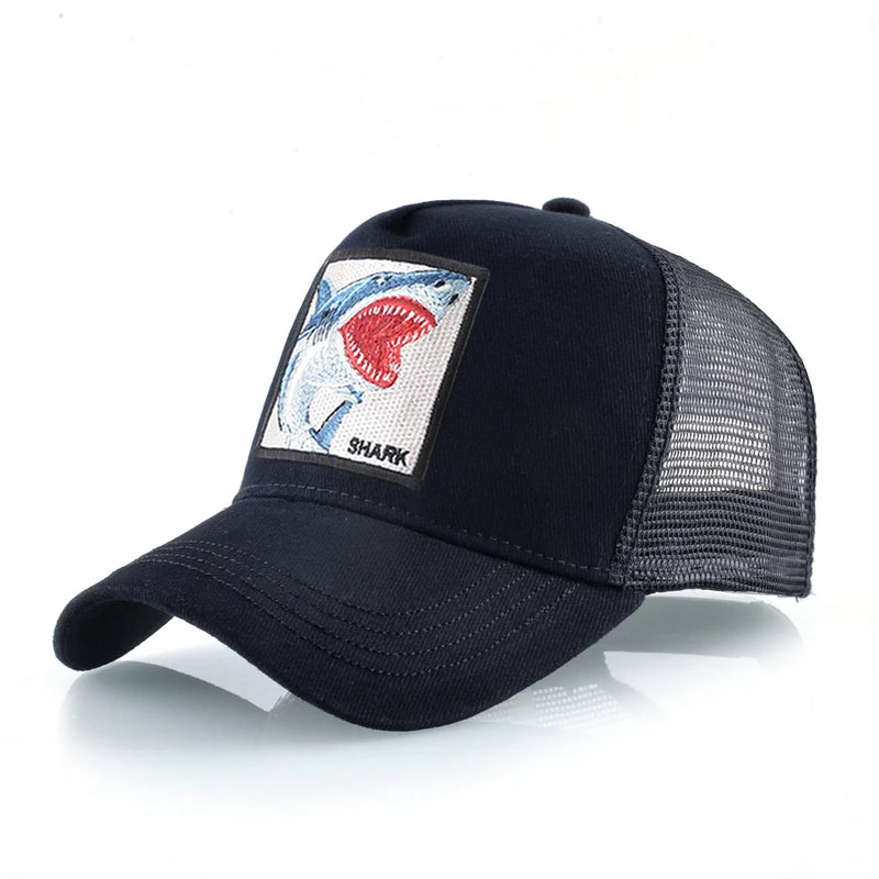 Boné Estilo Trucker Unissexo – Streetwear Premium com Patch Bordado de Tubarão
Dá um toque ousado ao teu look com este boné estilo caminhoneiro, inspirado na moda hip hop urbana.
Com um patch bordado de tubarão e desig