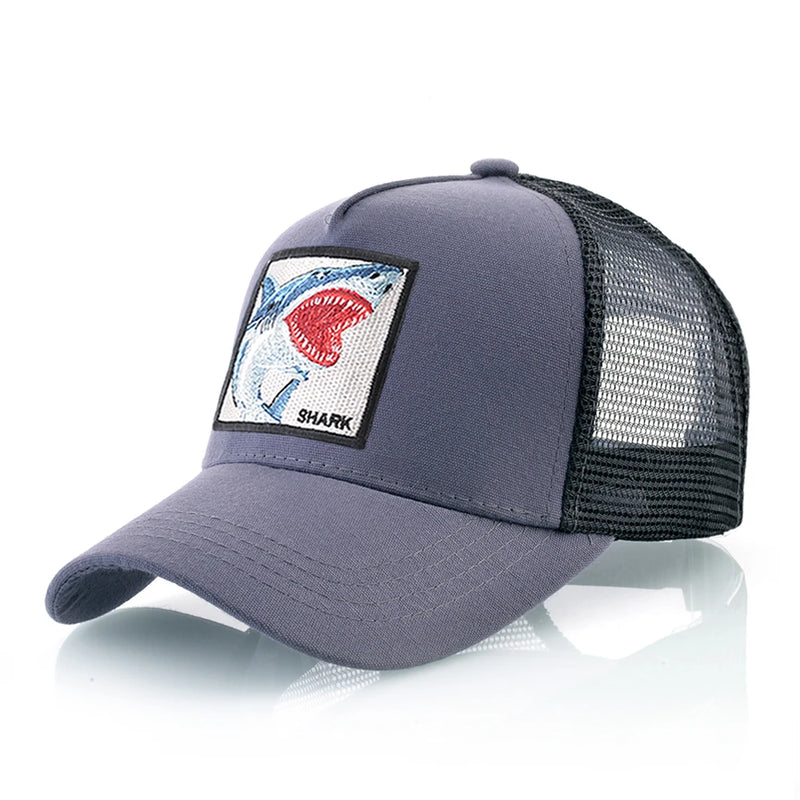 Boné Estilo Trucker Unissexo – Streetwear Premium com Patch Bordado de Tubarão
Dá um toque ousado ao teu look com este boné estilo caminhoneiro, inspirado na moda hip hop urbana.
Com um patch bordado de tubarão e desig