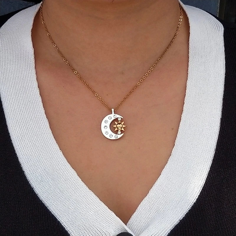Colar Sol & Lua Celestiais – Par Dourado e Prateado (25mm x 19mm)
Celebra a ligação única entre dois universos com este elegante conjunto de colares "Sol e Lua". Um símbolo perfeito de equilíbrio, conexão e harmonia.
