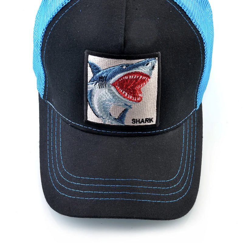 Boné Estilo Trucker Unissexo – Streetwear Premium com Patch Bordado de Tubarão
Dá um toque ousado ao teu look com este boné estilo caminhoneiro, inspirado na moda hip hop urbana.
Com um patch bordado de tubarão e desig