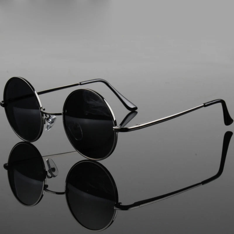 Óculos de Sol Redondos Retro Vintage – Lentes Polarizadas UV400
Design intemporal e cheio de estilo! Estes óculos de sol com armação metálica leve combinam o charme retro com a proteção moderna. Ideais para homens e