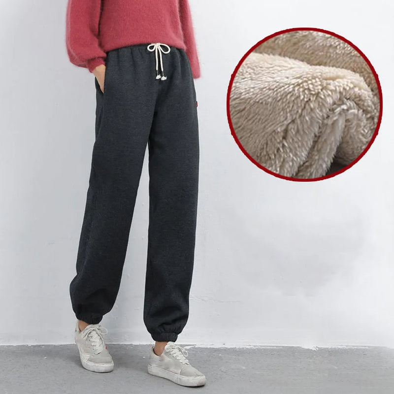 Leggings Térmicas de Inverno Femininas – Conforto e Calor em Qualquer Ocasião
Mantenha-se quente e elegante nos dias frios com estas leggings térmicas forradas a fleece. Feitas com tecido grosso e reforçado, proporciona