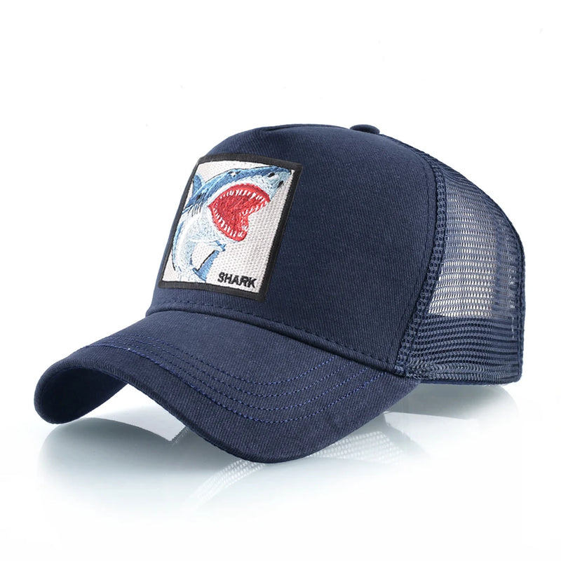 Boné Estilo Trucker Unissexo – Streetwear Premium com Patch Bordado de Tubarão
Dá um toque ousado ao teu look com este boné estilo caminhoneiro, inspirado na moda hip hop urbana.
Com um patch bordado de tubarão e desig