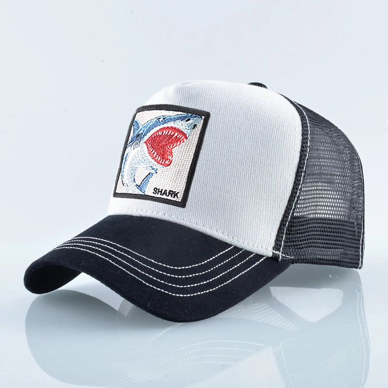 Boné Estilo Trucker Unissexo – Streetwear Premium com Patch Bordado de Tubarão
Dá um toque ousado ao teu look com este boné estilo caminhoneiro, inspirado na moda hip hop urbana.
Com um patch bordado de tubarão e desig