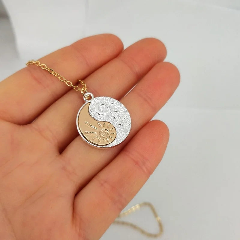 Colar Sol & Lua Celestiais – Par Dourado e Prateado (25mm x 19mm)
Celebra a ligação única entre dois universos com este elegante conjunto de colares "Sol e Lua". Um símbolo perfeito de equilíbrio, conexão e harmonia.