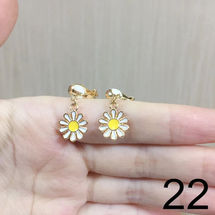 Brincos de Pressão em Forma de Estrela e Lua – Para Meninas
Brincos adoráveis em forma de estrela e lua estilo cartoon, perfeitos para meninas que adoram cor, brilho e diversão!
Sem necessidade de furos – com clip de p