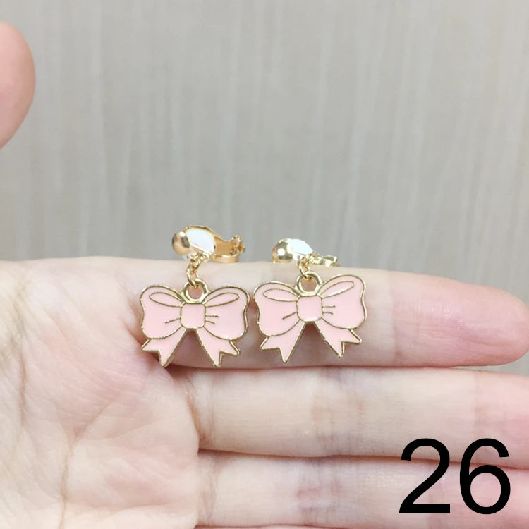Brincos de Pressão em Forma de Estrela e Lua – Para Meninas
Brincos adoráveis em forma de estrela e lua estilo cartoon, perfeitos para meninas que adoram cor, brilho e diversão!
Sem necessidade de furos – com clip de p