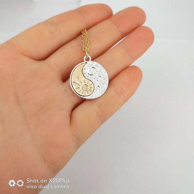 Colar Sol & Lua Celestiais – Par Dourado e Prateado (25mm x 19mm)
Celebra a ligação única entre dois universos com este elegante conjunto de colares "Sol e Lua". Um símbolo perfeito de equilíbrio, conexão e harmonia.