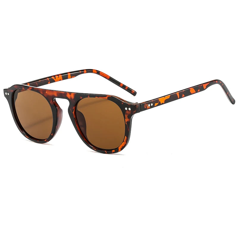 Óculos de Sol Ovais Unissexo – Estilo Vintage & Steampunk
Descubra o equilíbrio perfeito entre moda arrojada e atitude rebelde com estes óculos de sol ovais de design vintage. Com um estilo inspirado no steampunk, rebite