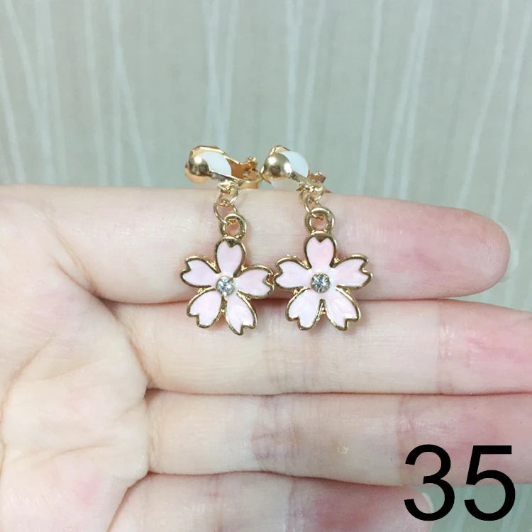 Brincos de Pressão em Forma de Estrela e Lua – Para Meninas
Brincos adoráveis em forma de estrela e lua estilo cartoon, perfeitos para meninas que adoram cor, brilho e diversão!
Sem necessidade de furos – com clip de p
