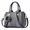 Bolsas de Mensageiro Bordadas para Mulher – Elegância em Couro com Detalhes Exclusivos

Descubra as nossas bolsas de mensageiro em couro, cuidadosamente bordadas à mão, perfeitas para mulheres que valorizam estilo e func