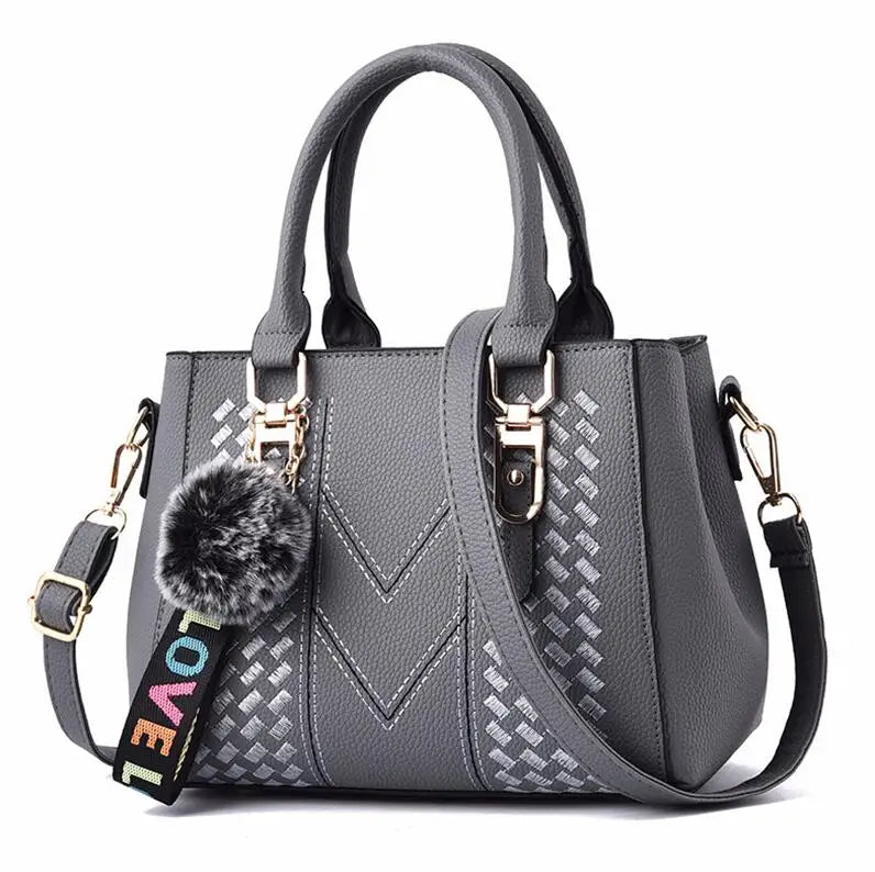 Bolsas de Mensageiro Bordadas para Mulher – Elegância em Couro com Detalhes Exclusivos

Descubra as nossas bolsas de mensageiro em couro, cuidadosamente bordadas à mão, perfeitas para mulheres que valorizam estilo e func