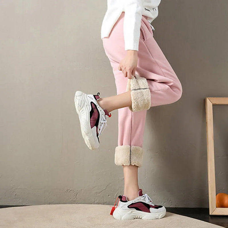 Leggings Térmicas de Inverno Femininas – Conforto e Calor em Qualquer Ocasião
Mantenha-se quente e elegante nos dias frios com estas leggings térmicas forradas a fleece. Feitas com tecido grosso e reforçado, proporciona
