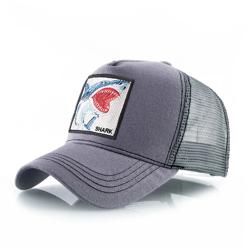 Boné Estilo Trucker Unissexo – Streetwear Premium com Patch Bordado de Tubarão
Dá um toque ousado ao teu look com este boné estilo caminhoneiro, inspirado na moda hip hop urbana.
Com um patch bordado de tubarão e desig