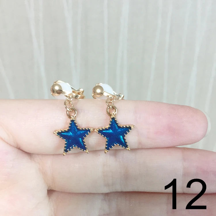 Brincos de Pressão em Forma de Estrela e Lua – Para Meninas
Brincos adoráveis em forma de estrela e lua estilo cartoon, perfeitos para meninas que adoram cor, brilho e diversão!
Sem necessidade de furos – com clip de p