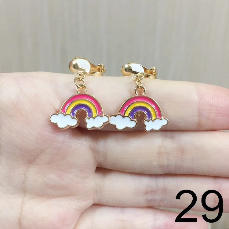 Brincos de Pressão em Forma de Estrela e Lua – Para Meninas
Brincos adoráveis em forma de estrela e lua estilo cartoon, perfeitos para meninas que adoram cor, brilho e diversão!
Sem necessidade de furos – com clip de p