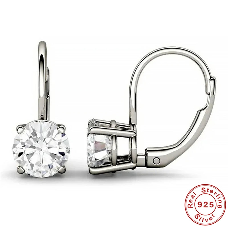 Brincos de Moissanite 0,5 a 1,2 ct – Prata de Lei 925 Banhada a Ouro | Joalharia Fina Feminina
Eleve o seu estilo com estes deslumbrantes brincos de ponto de luz com Moissanite, disponíveis em tamanhos de 0,5 a 1,2 quilate