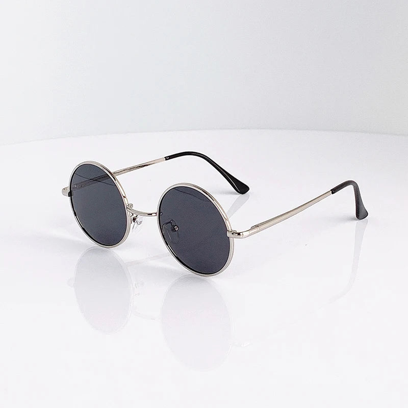Óculos de Sol Redondos Retro Vintage – Lentes Polarizadas UV400
Design intemporal e cheio de estilo! Estes óculos de sol com armação metálica leve combinam o charme retro com a proteção moderna. Ideais para homens e