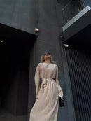 Venda quente de vestidos transfronteiriços inspirados nas tendências europeias e americanas. Modelos elegantes com mangas compridas, detalhes em pregas delicadas e saias longas adornadas com laços sofisticados, perfeitos p