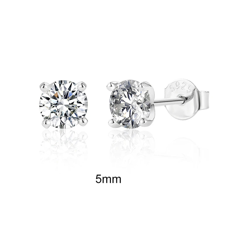 Brincos de Moissanite 0,5 a 1,2 ct – Prata de Lei 925 Banhada a Ouro | Joalharia Fina Feminina
Eleve o seu estilo com estes deslumbrantes brincos de ponto de luz com Moissanite, disponíveis em tamanhos de 0,5 a 1,2 quilate