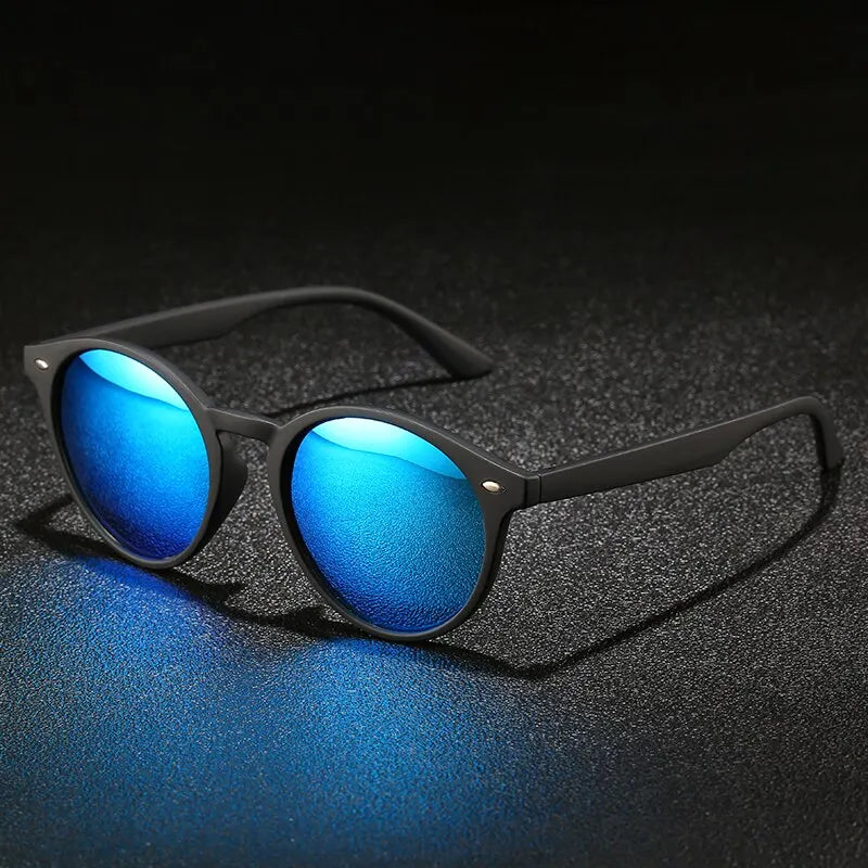 Óculos de Sol Redondos Polarizados – Estilo Clássico Vintage Unissexo
Descubra o equilíbrio perfeito entre estilo intemporal e proteção ocular com estes elegantes óculos de sol redondos, ideais para mulheres e homens.