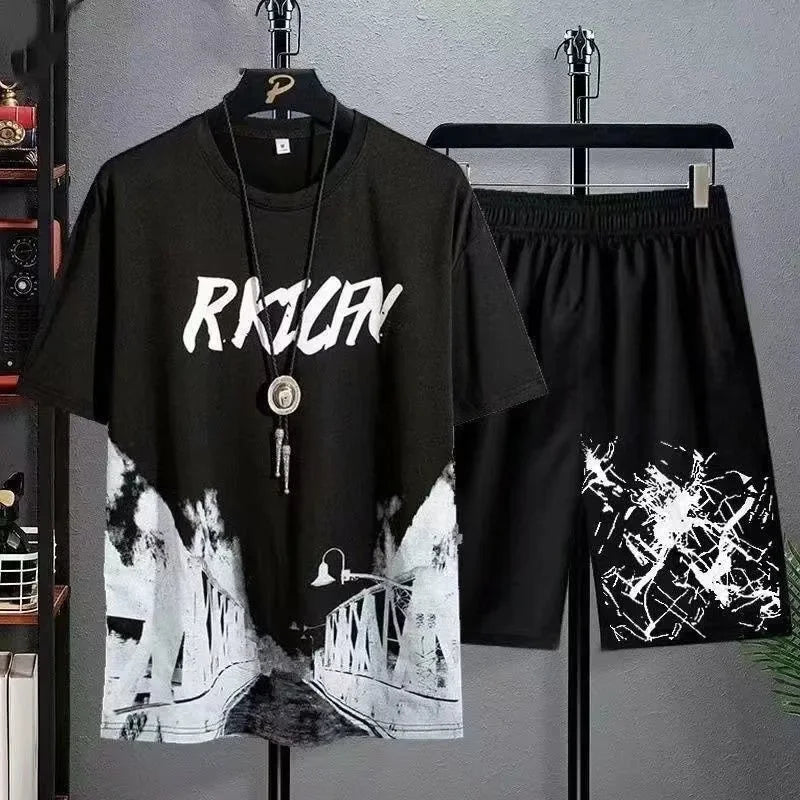 Destaque-se com este conjunto de verão 2 em 1 — composto por uma t-shirt com estampa estilo graffiti e calções leves e confortáveis, perfeitos para os dias mais quentes.