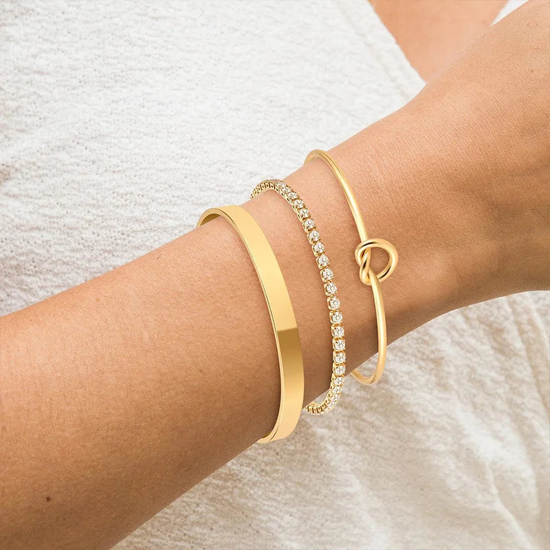 Conjunto de 3 Pulseiras de Aço Inoxidável com Banho de Ouro – Feminino & Ajustável
Descobre o charme deste conjunto luxuoso de 3 pulseiras femininas, confeccionadas em aço inoxidável com banho de ouro, resistente à ox