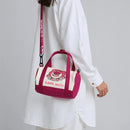 Bolsa de Ombro em Lona com Estilo Stitch — Feminina, Casual e Super Fofa!
Adiciona charme e praticidade ao teu look com esta bolsa de ombro em lona, inspirada no estilo kawaii do Stitch! Ideal para o dia a dia, esta peça c