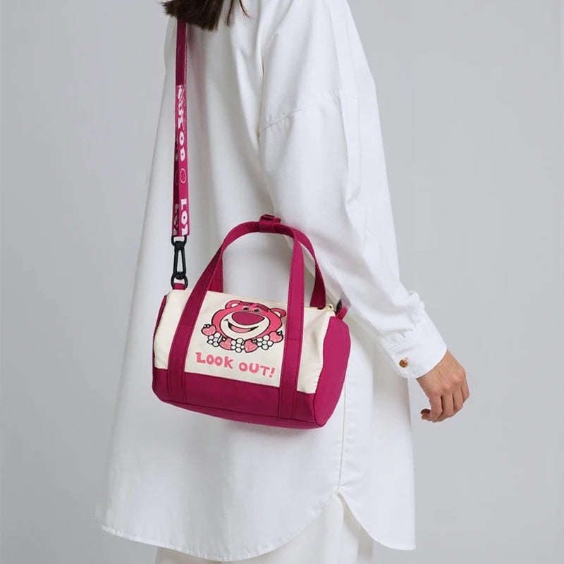 Bolsa de Ombro em Lona com Estilo Stitch — Feminina, Casual e Super Fofa!
Adiciona charme e praticidade ao teu look com esta bolsa de ombro em lona, inspirada no estilo kawaii do Stitch! Ideal para o dia a dia, esta peça c